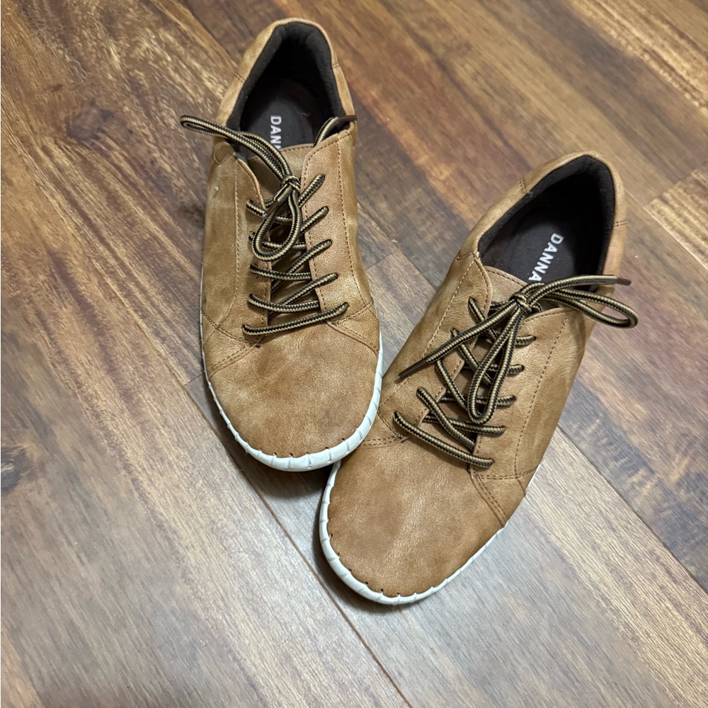 Size 7
Danna Raye lace up sneaker
